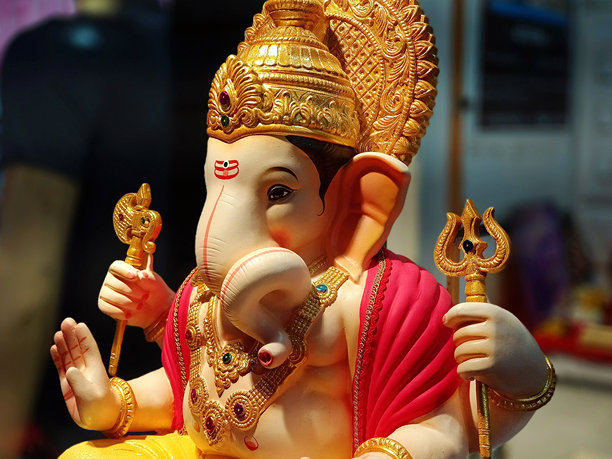 2024年8月27日，在印度浦那的Ganesh节前夕，新制作的gananesha或Ganapati神的偶像在商店出售。图片下载