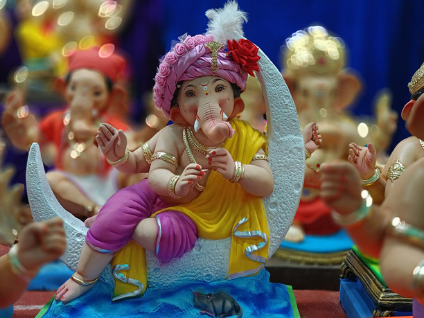 2024年8月27日，在印度浦那的Ganesh节前夕，新制作的gananesha或Ganapati神的偶像在商店出售。图片下载