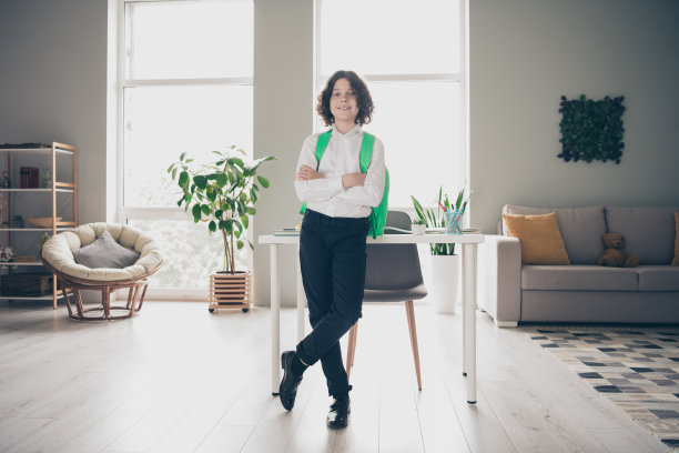 照片可爱的漂亮的小男孩穿着白衬衫的学生9月1日日公寓房间室内图片下载