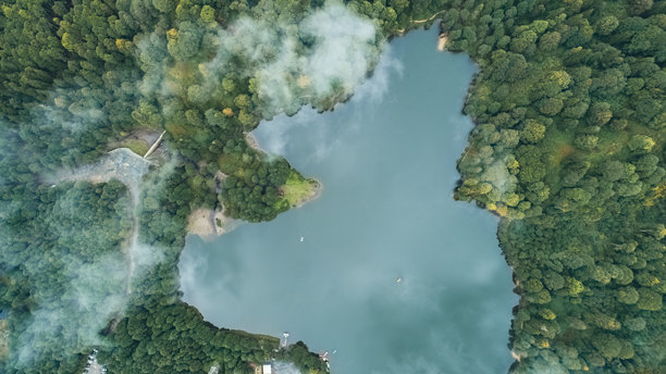 号”的阿尔温特。无人机从云层后面拍摄的卡拉戈尔美景的航拍照片。图片下载