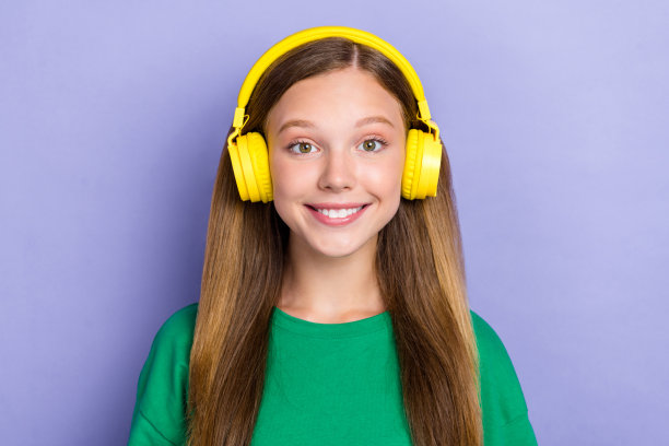 特写照片可爱可爱的女士穿着现代配件，像质量声音隔离在紫色的背景图片下载