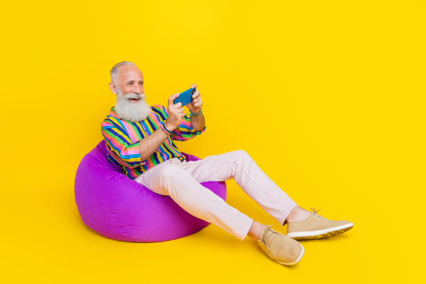 正面甜男穿着衬衫看instagram youtube视频设备空白空间孤立黄色背景的全身照片图片下载