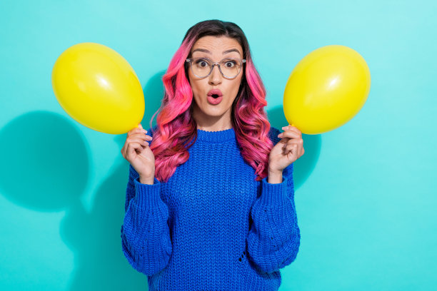 年轻人的照片时髦噘嘴张开嘴女士举行聚会空气氦气球疯狂的反应最好的礼物孤立的海蓝宝石色背景图片下载