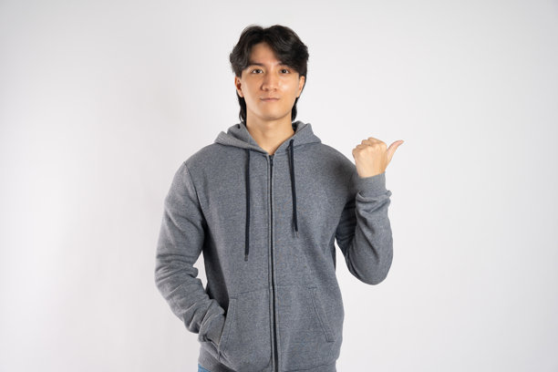 穿着连帽衫的亚洲男子在白色背景上摆姿势的肖像图片下载