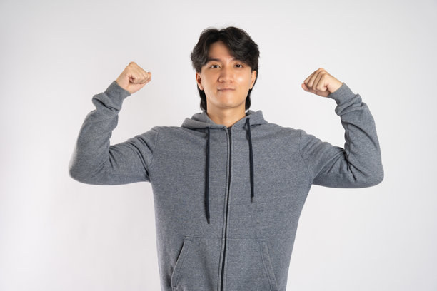 穿着连帽衫的亚洲男子在白色背景上摆姿势的肖像图片下载