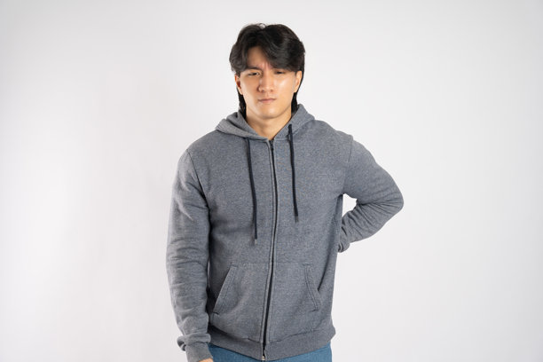 穿着连帽衫的亚洲男子在白色背景上摆姿势的肖像图片下载