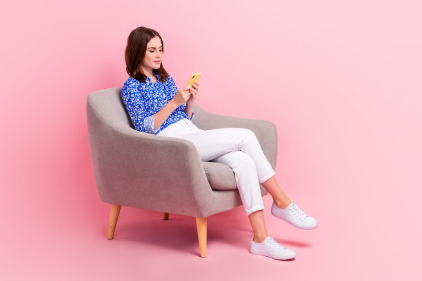 迷人可爱的女人全身照片穿着蓝色衬衫交流小工具空白空间孤立的粉红色背景图片下载