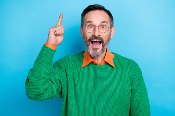照片喜出望外的积极的人张开嘴点手指辉煌的解决方案隔离在蓝色的背景图片下载