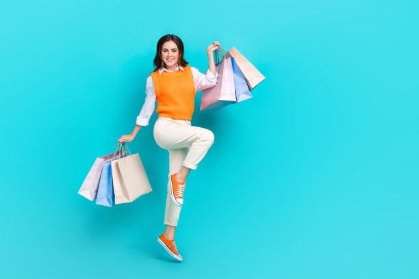 丰满的照片干部年轻漂亮的大学女士穿着正式的制服下课后庆祝拿着购物袋孤立的青色背景图片下载