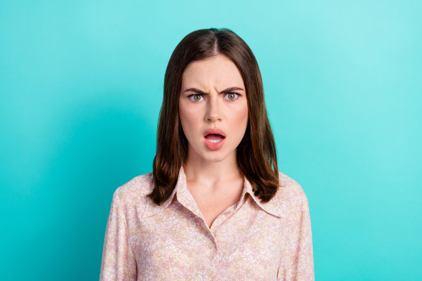 照片肖像华丽的年轻女孩冒犯大喊生气穿着时尚的聪明的休闲服装孤立的海蓝宝石色背景图片下载