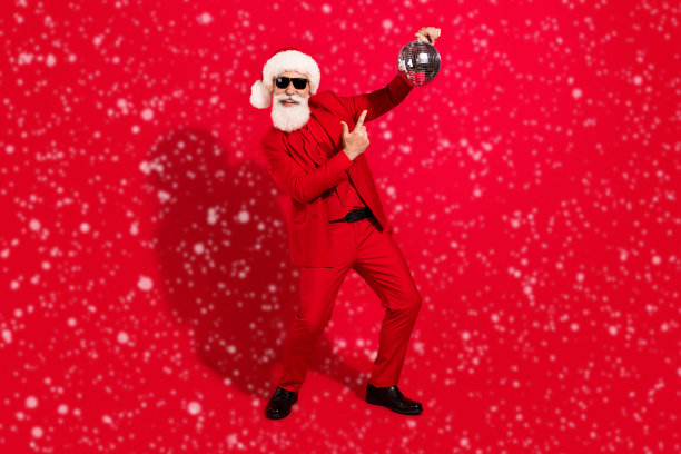 全长照片积极快乐的俱乐部老人点手指迪斯科球假期孤立的红色背景图片下载