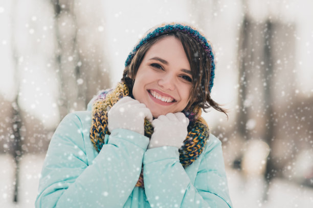 照片快乐漂亮的女士好心情戴帽子围巾周末边锋季节雪外面户外图片下载