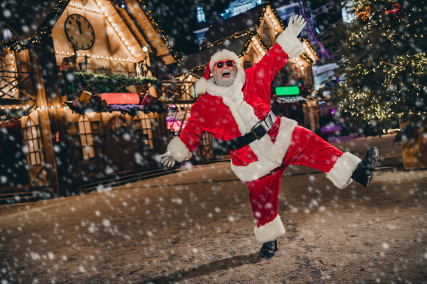 照片无忧无虑的时髦的疯狂爷爷享受冬季户外张开双手跳舞派对庆祝活动雪街图片下载