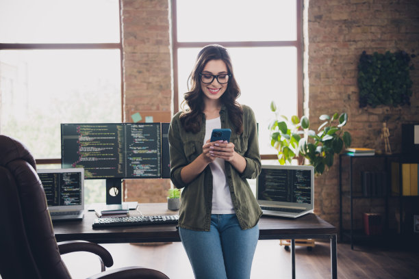 快乐首席网页设计师打字照片用电话搜索选择网站更新界面工作站现代化房间室内图片下载