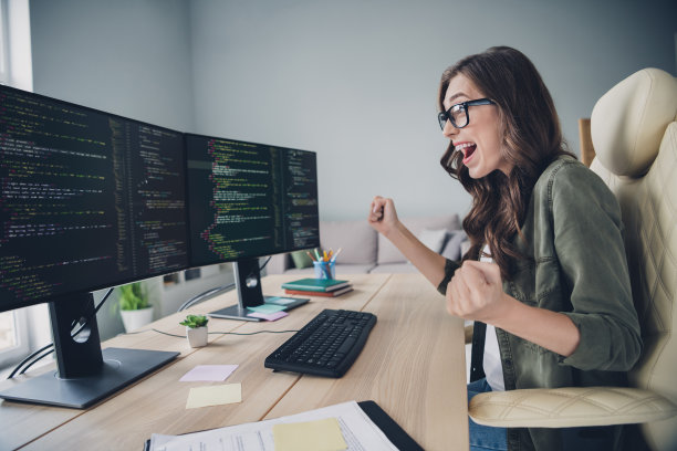 个人资料的侧面照片兴奋的疯狂的女士高兴黑了俄罗斯网站安全控制是万岁室内房间工作站图片下载