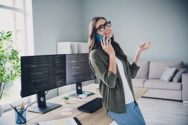 积极成功女士的照片专家操作系统说话的同事放松休息休息暂停家室内工作站图片下载