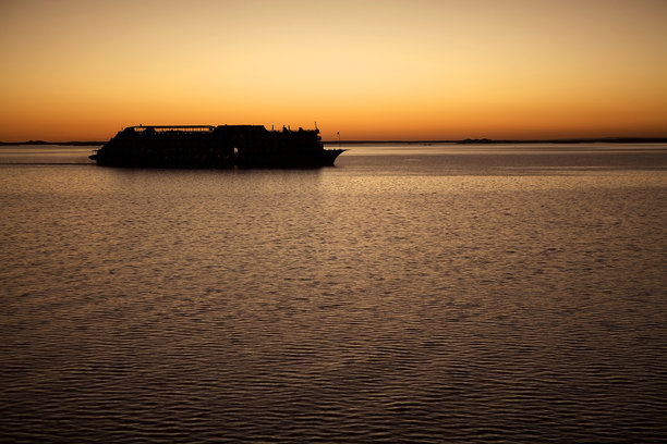 日落时分从阿布辛贝到阿斯旺的船只，埃及图片下载