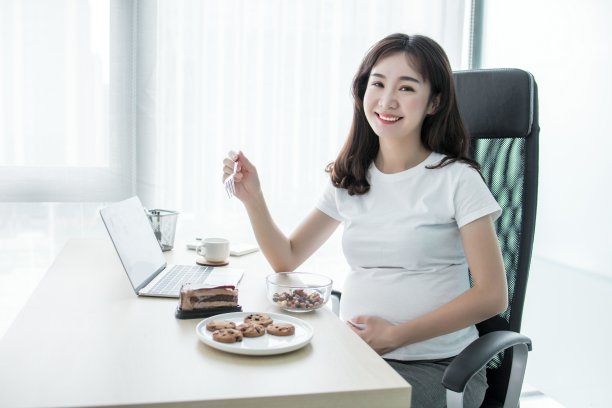 孕妇吃健康食品图片下载