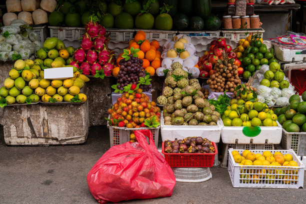 越南胡志明市五颜六色的水果和蔬菜摊位图片下载