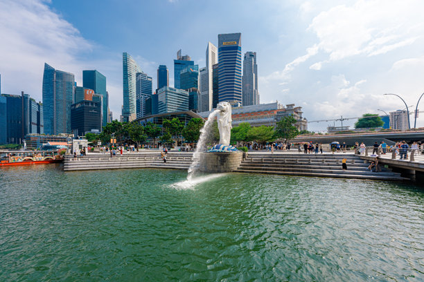 鱼尾狮公园的鱼尾狮喷泉和清晨蓝天下的新加坡城市天际线。鱼尾狮喷泉是新加坡最著名的旅游景点之一。旅游的概念图片下载