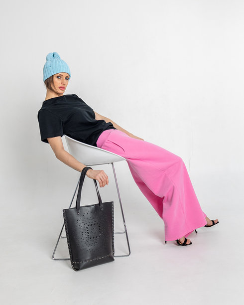 戴蓝帽子的美女肖像。灰色背景下穿着暖和衣服的漂亮女孩。摄影工作室。垂直的照片。图片下载