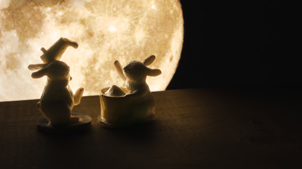 月亮和兔子。赏月或中秋赏月。在日语里叫月见。图片下载