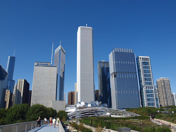 沿着千禧公园的芝加哥摩天大楼图片下载