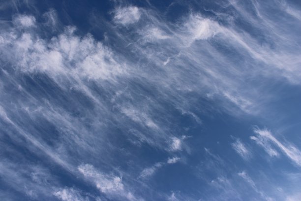 天空:蓝色画布上的云的艺术图片下载