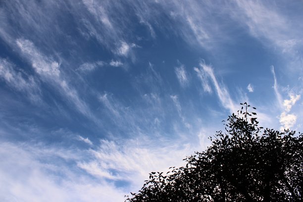 天空:蓝色画布上的云的艺术图片下载