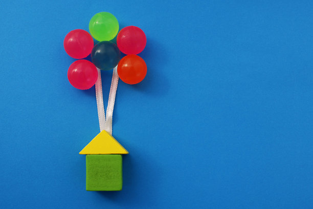 不同颜色的球体吊起一个房子，水平的版本图片下载