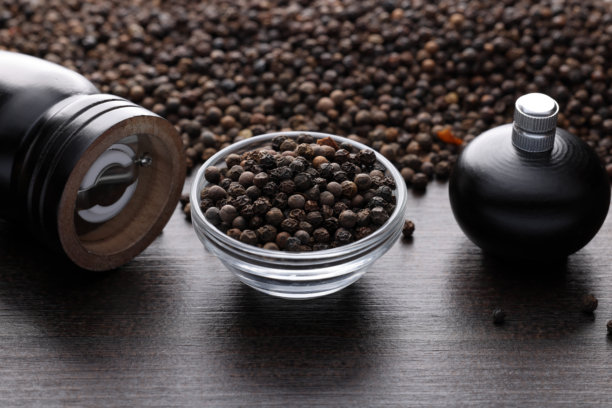 胡椒研磨机或研磨机在胡椒之间图片下载