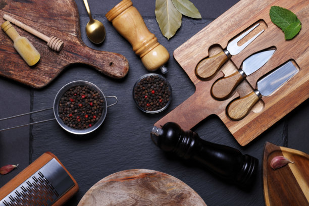 胡椒研磨机或研磨机在胡椒之间图片下载