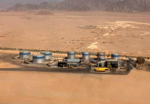 沙漠景观中的工业设施图片下载