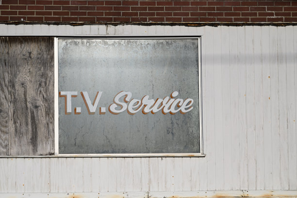 旧窗户上的电视服务标志图片下载