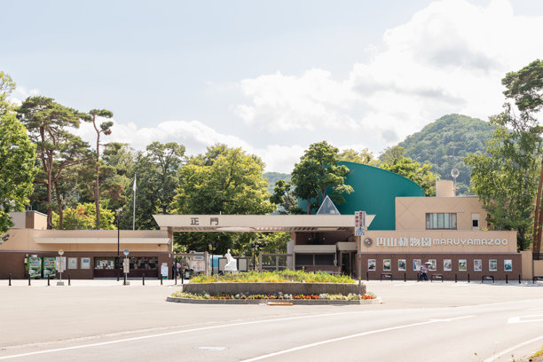 夏天丸山动物园的正门。图片下载