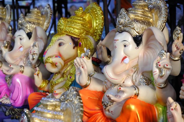 在印度Ganesh节的活动中，一家商店出售gananesha或Ganapati，由粘土制成的生态友好的gananesha雕像。图片下载