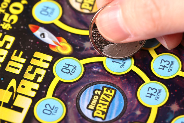 女人刮彩票。图片下载