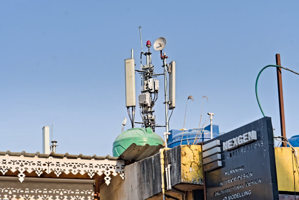 图为位于大吉岭一座建筑物屋顶上方的通信卫星塔图片下载