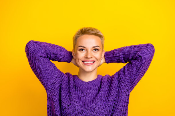 近距离照片正面可爱的女士抱着手臂在头后感兴趣的看空空间横幅广告孤立的黄色背景图片下载