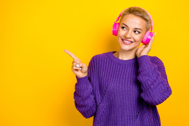 令人惊叹的乐观女士的照片感兴趣的看空空间呈现新奇的耳塞质量声音隔离在黄色背景图片下载