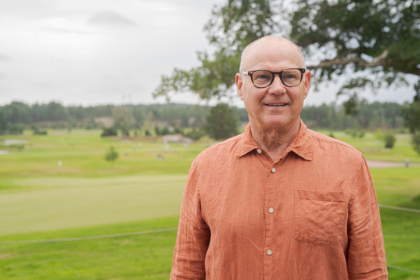 高级斯堪的纳维亚男子肖像户外秋天在芬兰的概念图片下载