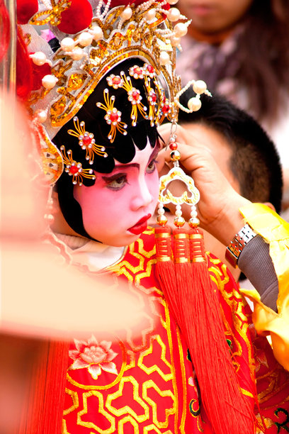 儿童演员参加传统游行图片下载