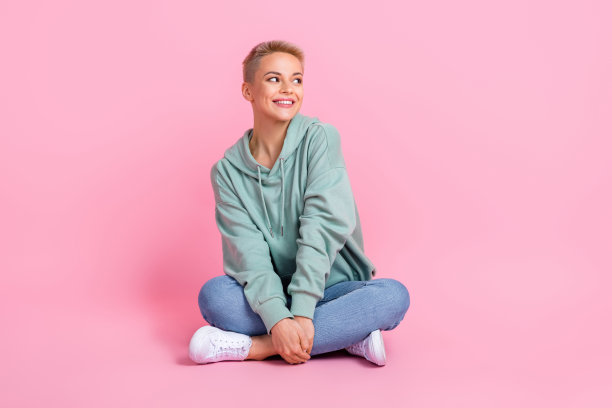 令人惊叹的快乐女士穿着时尚的衣服的全长照片看起来有趣的广告横幅空白空间孤立在粉红色的背景图片下载