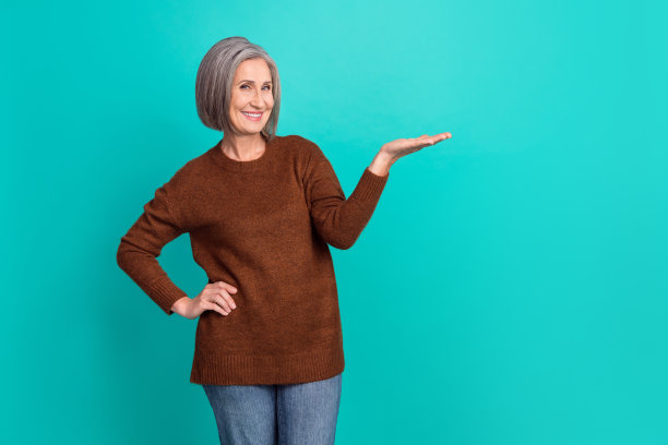 照片正面可爱的女士穿着时髦的衣服呈现空的空间季节性销售交易黑色星期五孤立的青色背景图片下载