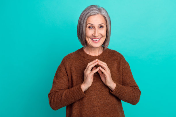 照片可爱的积极的女士穿着棕色的衣服等待购物销售折扣低价格孤立的青色背景图片下载