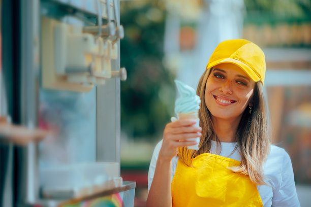 冰淇淋小贩手里拿着新鲜制作的薄荷味甜点图片下载