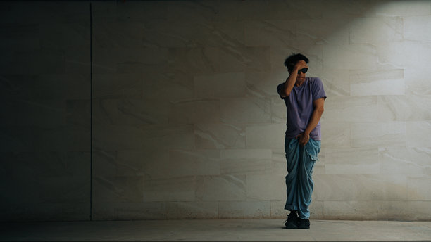 熟练聪明的街舞演员在建筑中练习b-boy动作。活泼的。图片下载