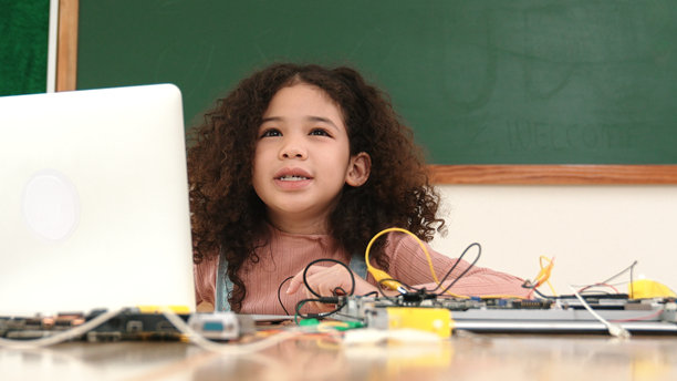 有吸引力的非洲学生节目系统，同时看屏幕。教育学。图片下载