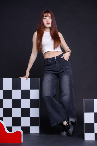 时尚的照片概念时尚的肖像年轻酷自信的女人模特亚洲美丽的女性穿着时尚的白色无袖t恤和黑色牛仔裤，在一个工作室的彩色背景图片下载