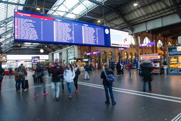 苏黎世中央火车站列车进站和出站屏幕图片下载